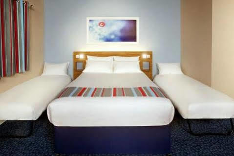 Travelodge Cheltenham Exterior foto
